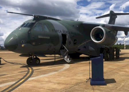 Avião da FAB que resgatará brasileiros parte para a Polônia