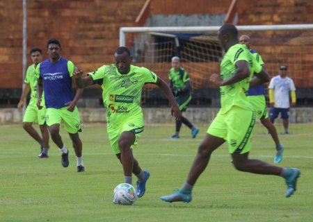 Dourados AC treina no Estádio Douradão para jogo de domingo