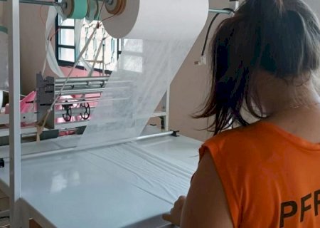 Absorventes produzidos em presídio levam dignidade menstrual a internas e estudantes