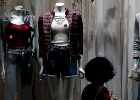 Intenção de consumo das famílias tem ligeira queda, mas índice se mantém na zona positiva