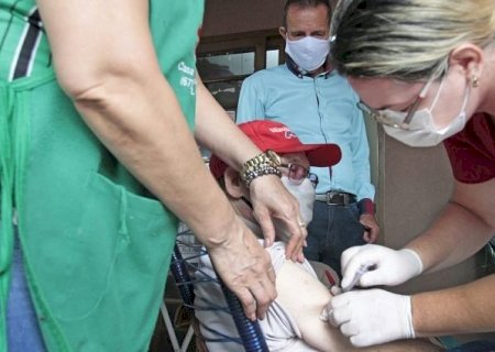 Vacinação contra a covid-19 com imunizante bivalente será dividida em cinco fases
