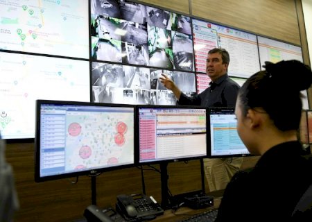 Riedel vistoria Centro de Monitoramento das escolas estaduais
