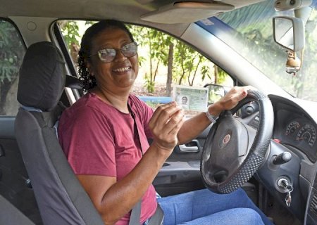 Aos 53 anos, pescadora profissional consegue CNH com apoio do Governo de MS