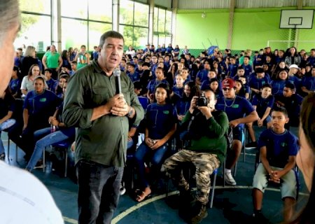 Governador acompanha volta às aulas de perto no interior de MS