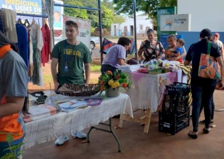 Feira do Artesanato do grupo Tecendo Arte e Saúde é realizada aos sábados