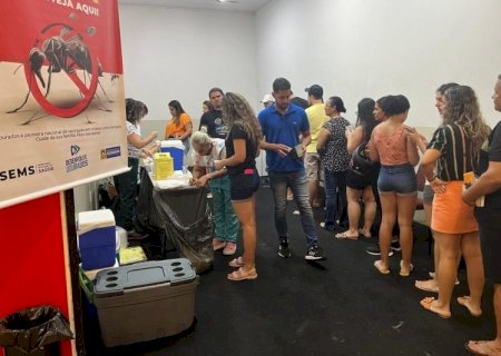 Dourados vacina contra a dengue no shopping center da cidade