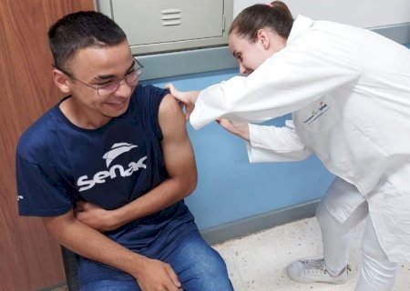 Dourados vacina contra a dengue no Senac, Iegran e HU