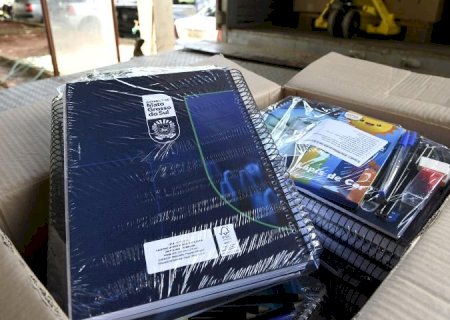 Organização e logística garantem uniformes e kits aos alunos
