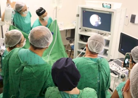 Hospital Regional faz procedimento inédito e opera bebê ainda no útero da mãe