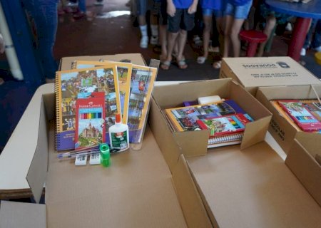 Prefeitura distribui 33 mil kits escolares para alunos da rede municipal