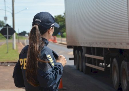 PRF alerta para uso de celular e ultrapassagens nas rodovias