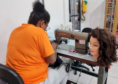 Cabelos apreendidos viram perucas solidárias em presídio de MS