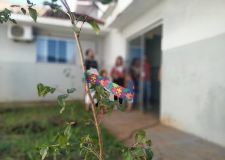 Crianças com TEA fazem plantio de árvores pelo Dia de Conscientização Sobre o Autismo