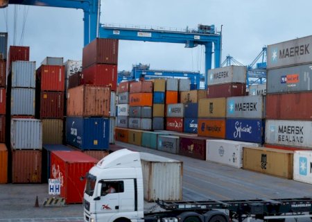 Ministério revisa para baixo projeção de superávit comercial