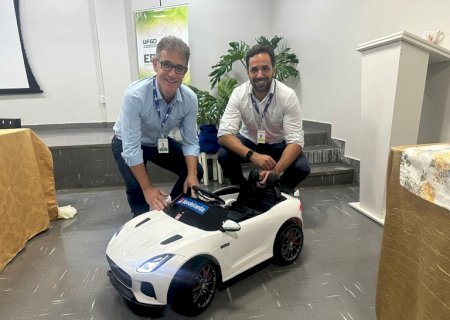HU-UFGD ganha carrinho elétrico para pacientes pediátricos