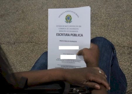Prefeitura entrega 140 escrituras a moradores de quatro bairros