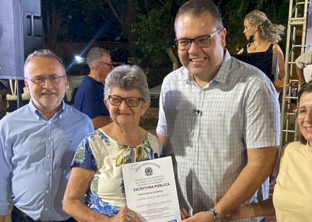 Prefeitura entrega mais 140 escrituras e garante total de 1.800 até fim do ano