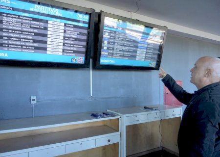 Rodoviária de Dourados recebe painéis de monitoramento