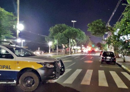 Motorista bêbado bate em carro parado no semáforo em Dourados