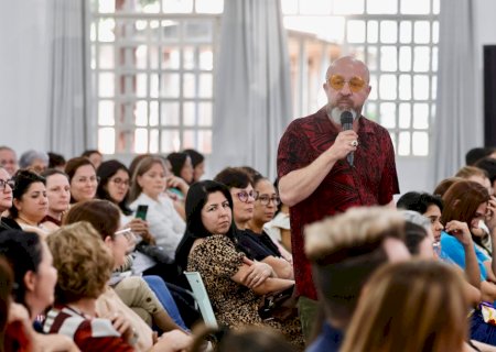 Fabrício Carpinejar palestra a professores em Dourados
