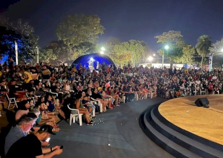 Cinema ao ar livre reúne mais de 800 pessoas em Dourados