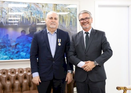 Delegado-Geral da Polícia Civil homenageia Presidente do Tribunal de Justiça de MS com Medalha Prêmio em visita institucional