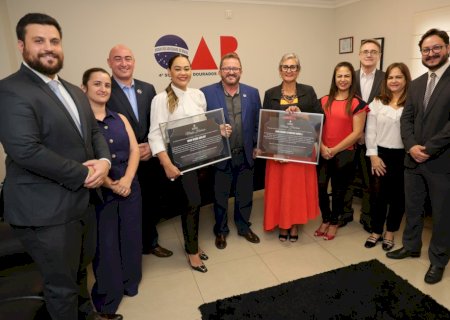 Laudir homenageia advogadas de destaque em Dourados com mo&ccedil;&atilde;o honrosa