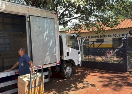 Pela primeira vez na história, prefeitura entrega kits escolares no 1º dia de aula