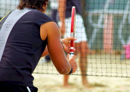 Prefeitura e UFGD oferecem vagas para adolescentes em projeto de Beach Tennis
