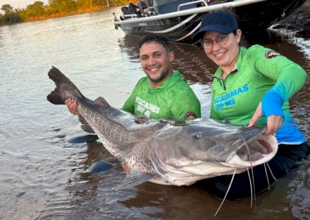 Casal de Dourados consegue pescar peixe de 1,64m no Rio Brilhante