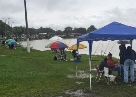 Garoa não impede e famílias comparecem no Parque Antenor Martins para pesca