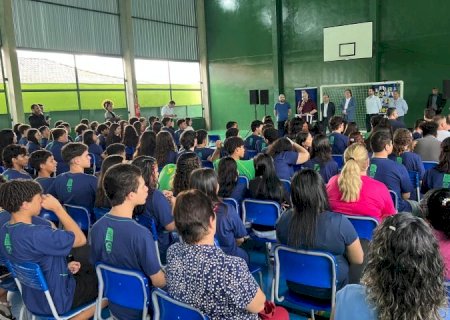 Entrega de reforma da Escola Amando de Oliveira reforça compromisso de MS com a educação de qualidade