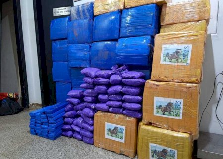 Caminhonete com quase 1 tonelada de drogas capota durante perseguição em Laguna Carapã