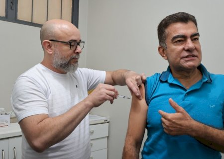 Prefeito toma vacina contra a gripe e convoca população para o Dia D neste sábado