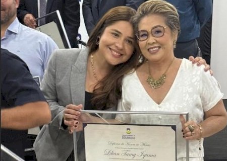 Karla Gomes homenageia Lilian Iguma com Diploma de Honra ao Mérito