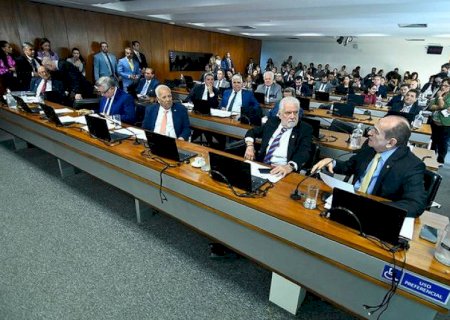 Comissão do Senado aprova fim da reeleição para prefeitos, governadores e presidente da República