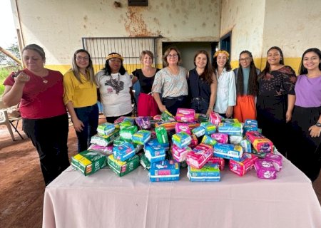 Vereadora Karla Gomes faz entrega de absorventes na Aldeia Panambizinho