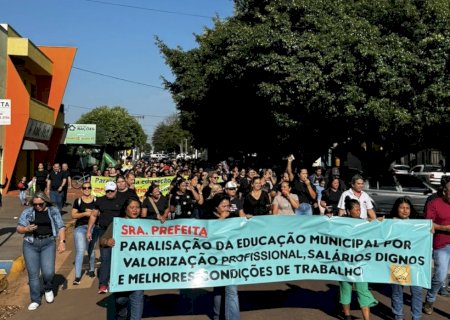 Profissionais da educação de Caarapó se mobilizam em massa por melhores salários
