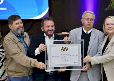 Câmara homenageia ACED com Jubileu de Carvalho  pelos seus 80 anos de história