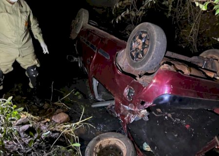 Preso às ferragens, motorista morre após carro cair de ponte em MS