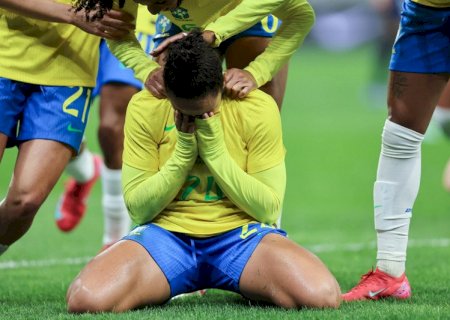 Dudinha brilha e seleção feminina derrota Japão no frio paulistano