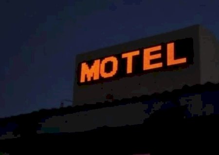 'Duro', homem leva duas mulheres para motel e chama a mãe para pagar