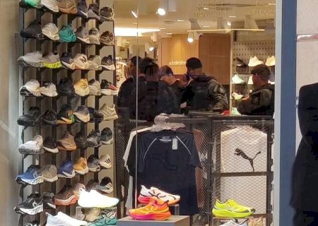 Cliente e funcion&aacute;rio ficam feridos ap&oacute;s tiro em loja de shopping