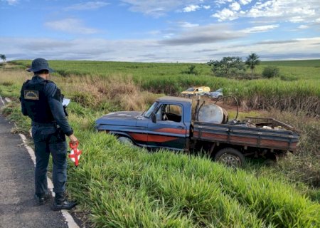 Jovem fica ferido ao ser arremessado de caminhonete após capotamento na MS-141