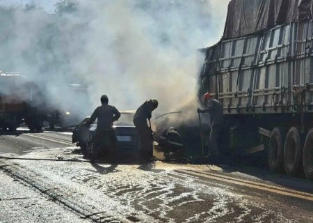 Colisão entre dois carros e caminhão deixa mortos e provoca incêndio na BR-262
