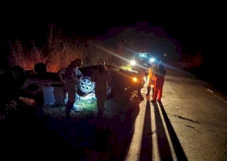Carro capota e vai parar em matagal após colisão entre Deodápolis e Ivinhema na BR-376