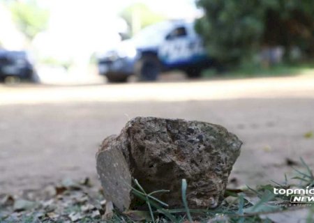 Mulher leva pedradas da irmã ao falar mal dos sobrinhos em Dourados