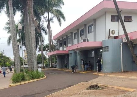 Mulher &eacute; encontrada ca&iacute;da ao lado de moto na madrugada e morre no hospital