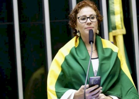 PGR pede prisão de Carla Zambelli após fuga de deputada