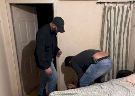 Preso homem suspeito de agredir ex e enteado com faca em hotel
